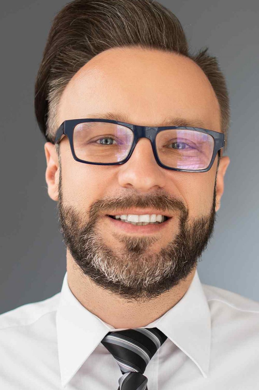 https://ruslan-korzhuk.de/wp-content/uploads/2019/02/team_02-850x1280.jpg