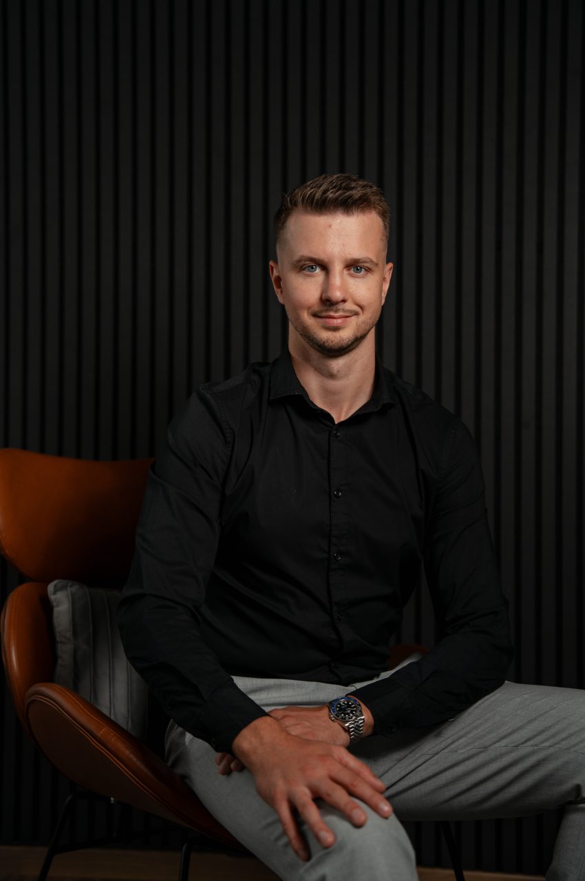 https://ruslan-korzhuk.de/wp-content/uploads/2025/10/DSC04212-850x1280.jpg